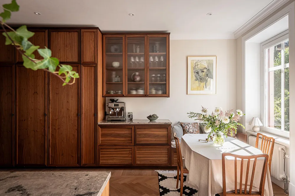 Стильна дерев'яна кухня та вид на сад: квартира в Гетеборзі - Gallery image 11