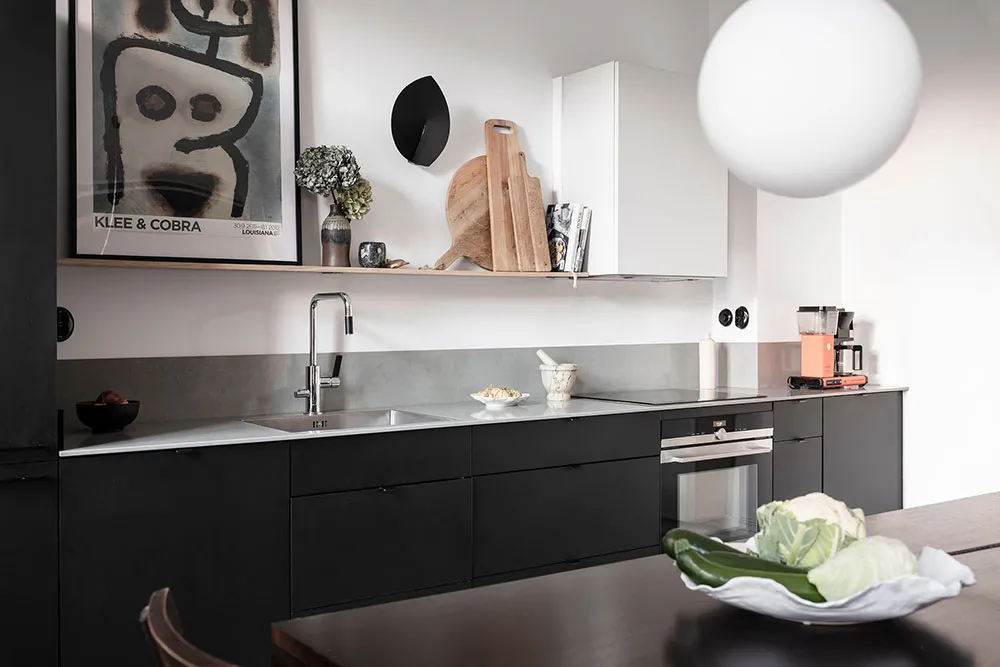 Необычное пространство и чёрные акценты: стильная квартира в Гётеборге - Gallery image 4