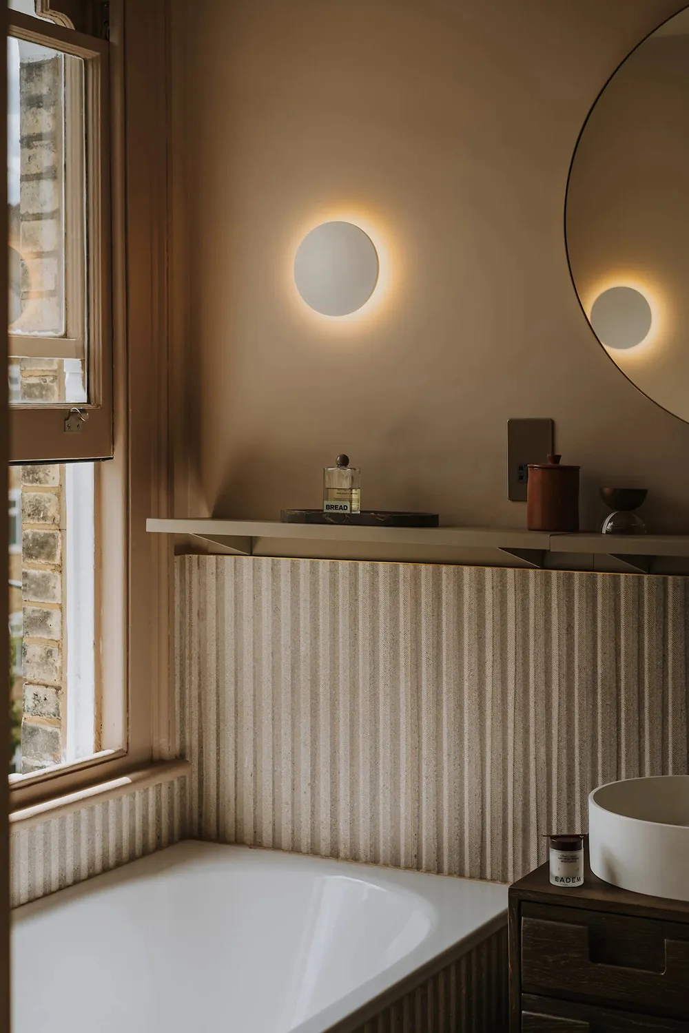 Design contemporain chaleureux et plafonds inclinés : appartement à Londres - Gallery image 25