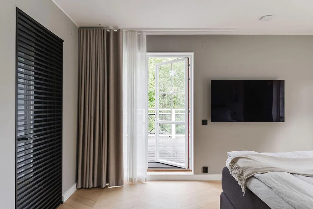 Grandes ventanas y diseño moderno elegante: villa en los suburbios de Estocolmo - Gallery image 23