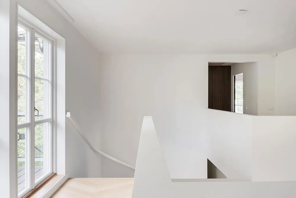 Grandes ventanas y diseño moderno elegante: villa en los suburbios de Estocolmo - Gallery image 32