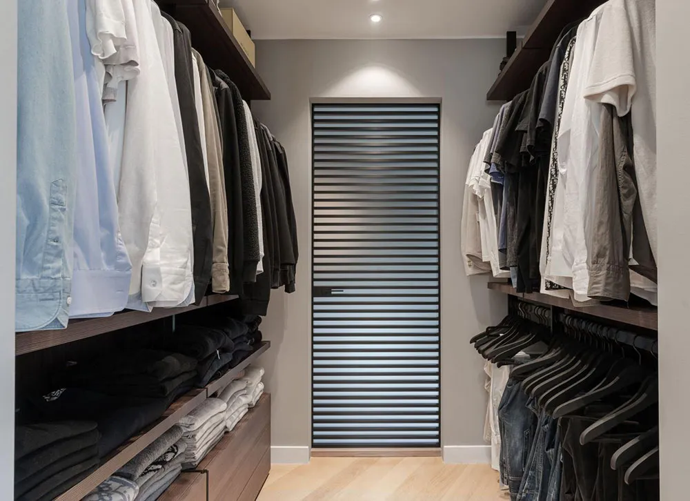 Grandes ventanas y diseño moderno elegante: villa en los suburbios de Estocolmo - Gallery image 21