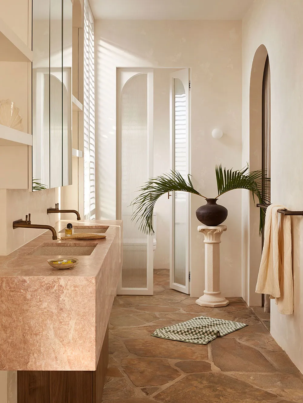 Notes d'art déco dans les intérieurs chauds d'une maison côtière en Australie - Gallery image 10