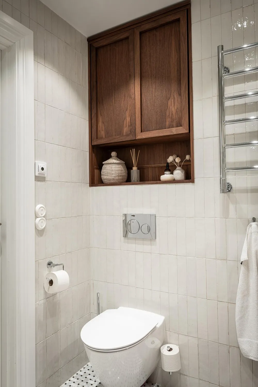 Стильна дерев'яна кухня та вид на сад: квартира в Гетеборзі - Gallery image 32