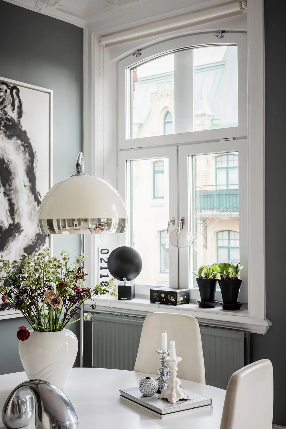 Деревянные двери и смелое искусство: необычная квартира в Гётеборге - Gallery image 21