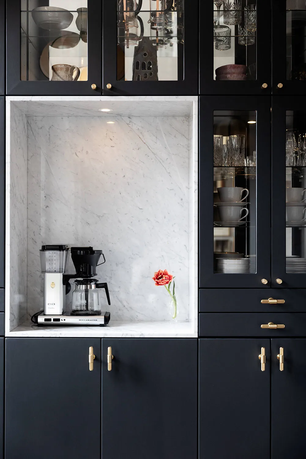 Élegante appartement suédois avec chambre à coucher bleue foncé (62 m²) - Gallery image 16