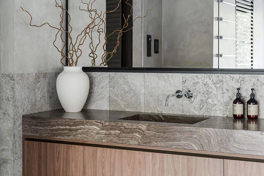 Grandes ventanas y diseño moderno elegante: villa en los suburbios de Estocolmo - Gallery image 27