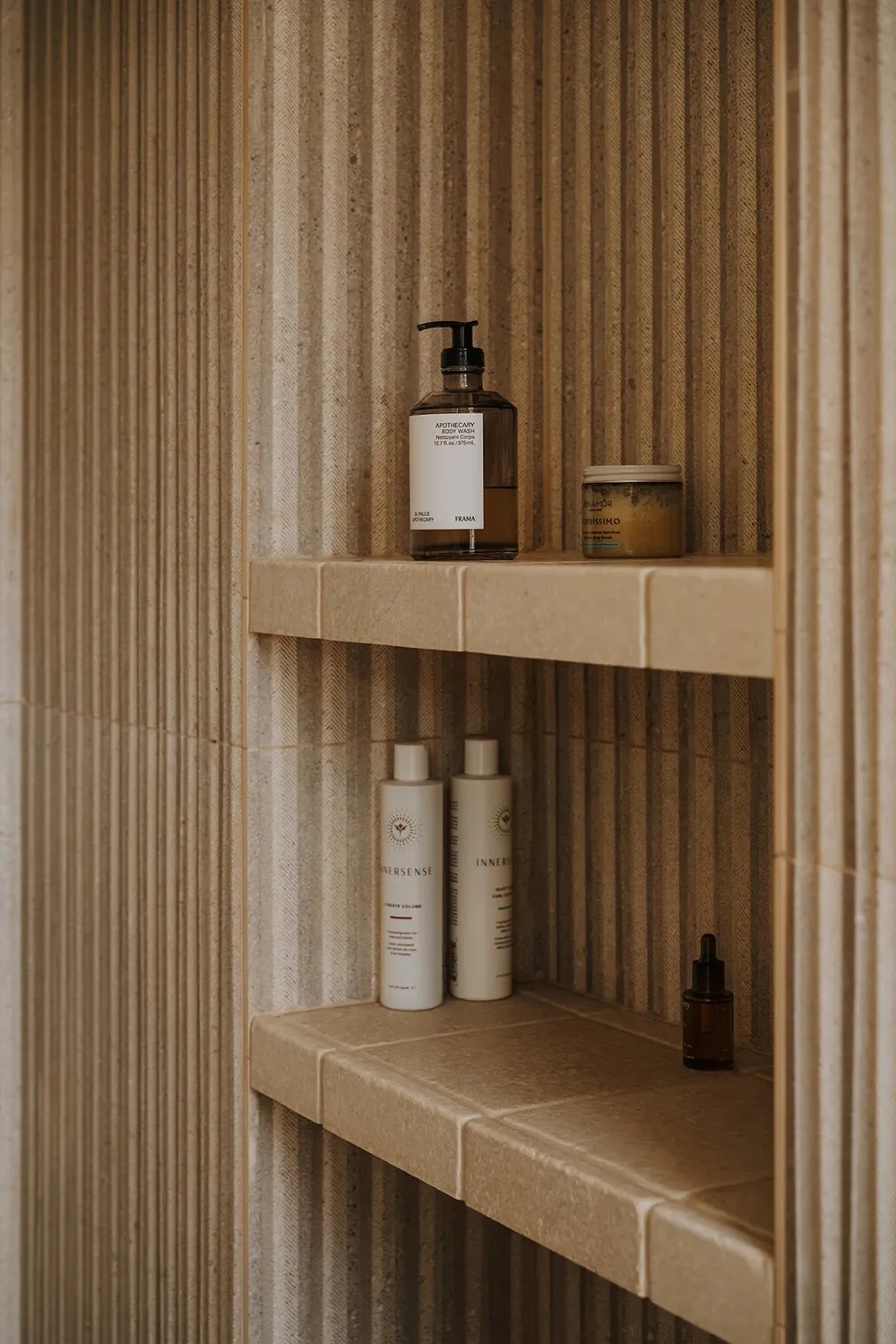 Design contemporain chaleureux et plafonds inclinés : appartement à Londres - Gallery image 24