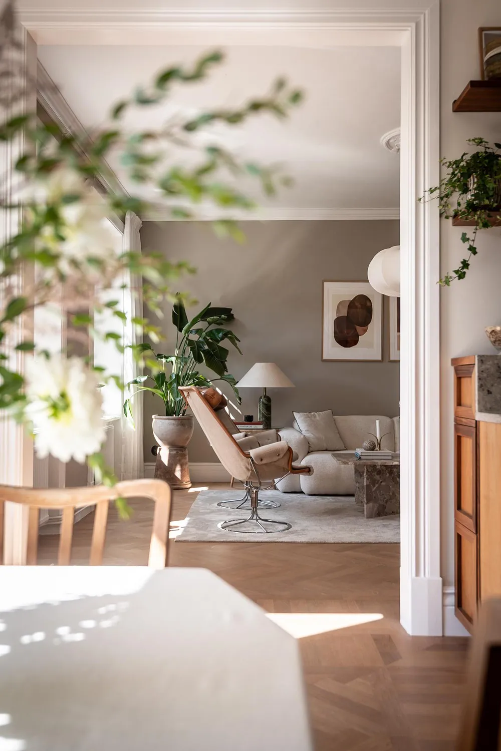 Стильна дерев'яна кухня та вид на сад: квартира в Гетеборзі - Gallery image 1