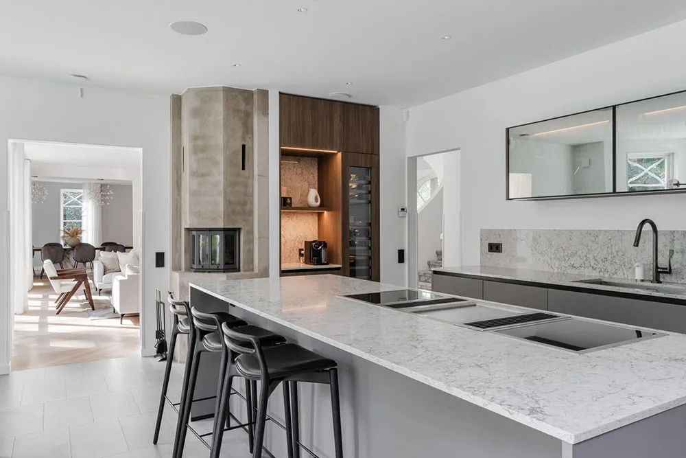 Grandes ventanas y diseño moderno elegante: villa en los suburbios de Estocolmo - Gallery image 9