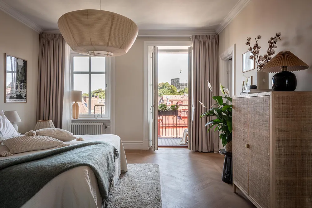 Стильна дерев'яна кухня та вид на сад: квартира в Гетеборзі - Gallery image 19