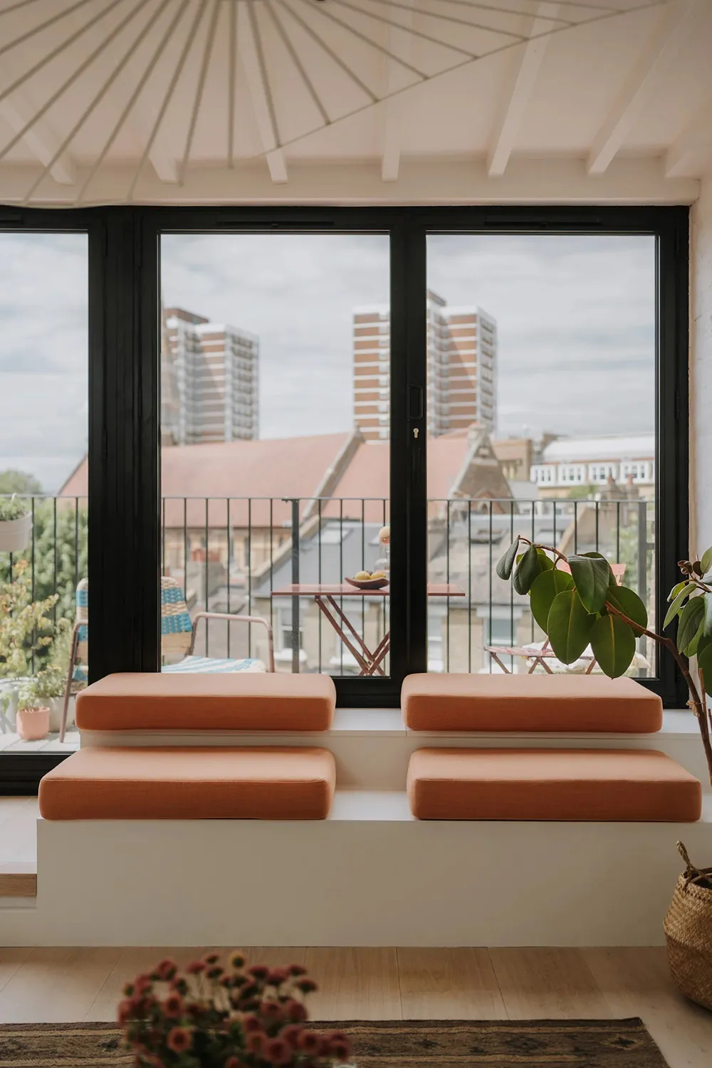 Design contemporain chaleureux et plafonds inclinés : appartement à Londres - Gallery image 14