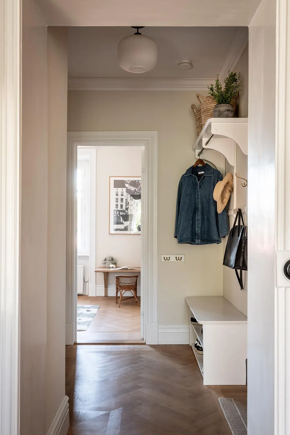 Стильна дерев'яна кухня та вид на сад: квартира в Гетеборзі - Gallery image 29