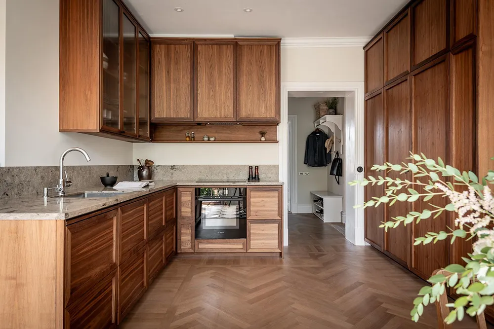 Стильна дерев'яна кухня та вид на сад: квартира в Гетеборзі - Gallery image 10