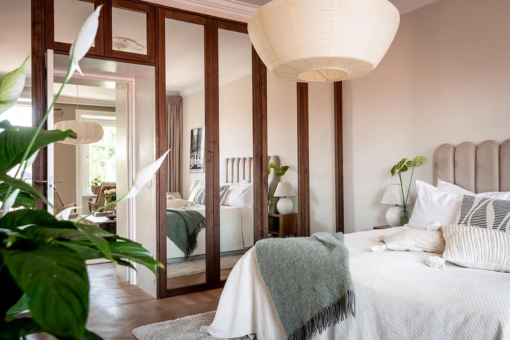 Стильна дерев'яна кухня та вид на сад: квартира в Гетеборзі - Gallery image 22