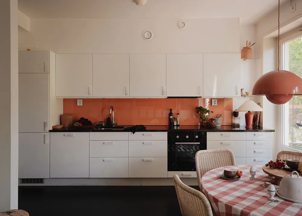 Маленькая шведская квартира с тёмным полом и спальней в нише (35 кв. м) - Gallery image 12