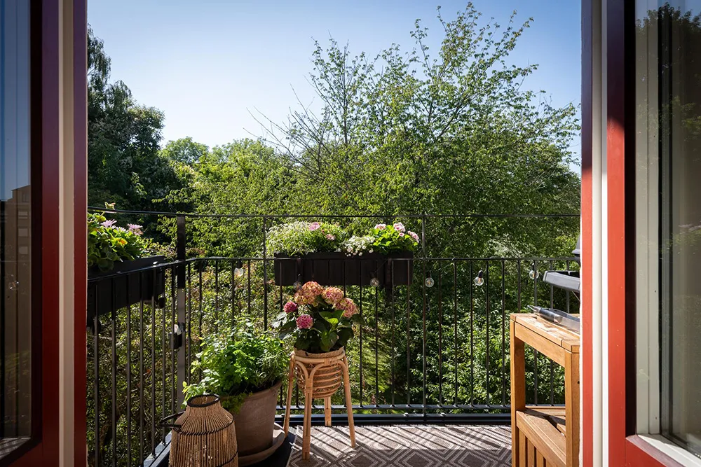 Стильна дерев'яна кухня та вид на сад: квартира в Гетеборзі - Gallery image 2