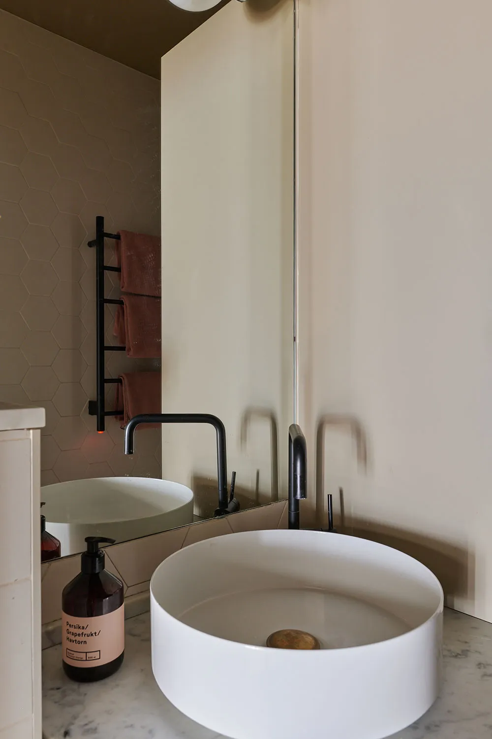 Paredes de café y decoración escandinava acogedora: apartamento en Estocolmo - Gallery image 22