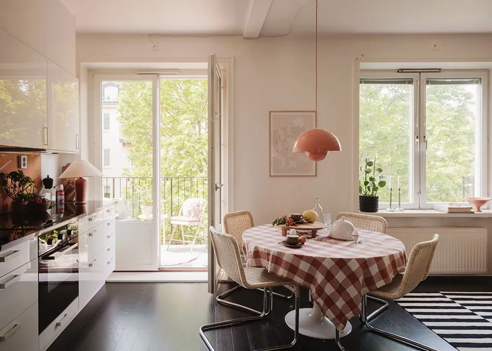 Маленькая шведская квартира с тёмным полом и спальней в нише (35 кв. м) - Gallery image 4