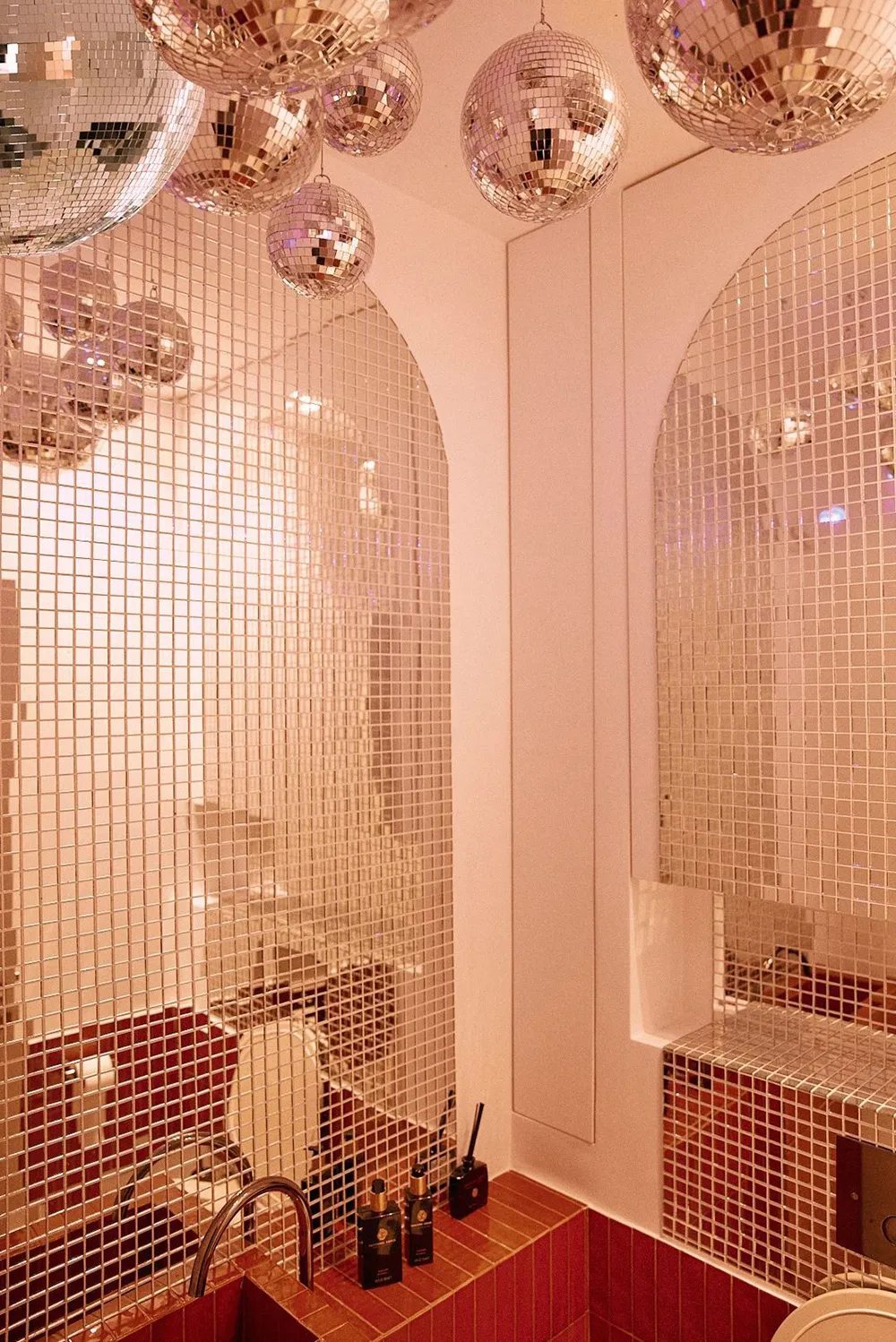 पेरिस में एक अद्भुत घर… जिसके अंदर एक जीवित पेड़ है! - Gallery image 9