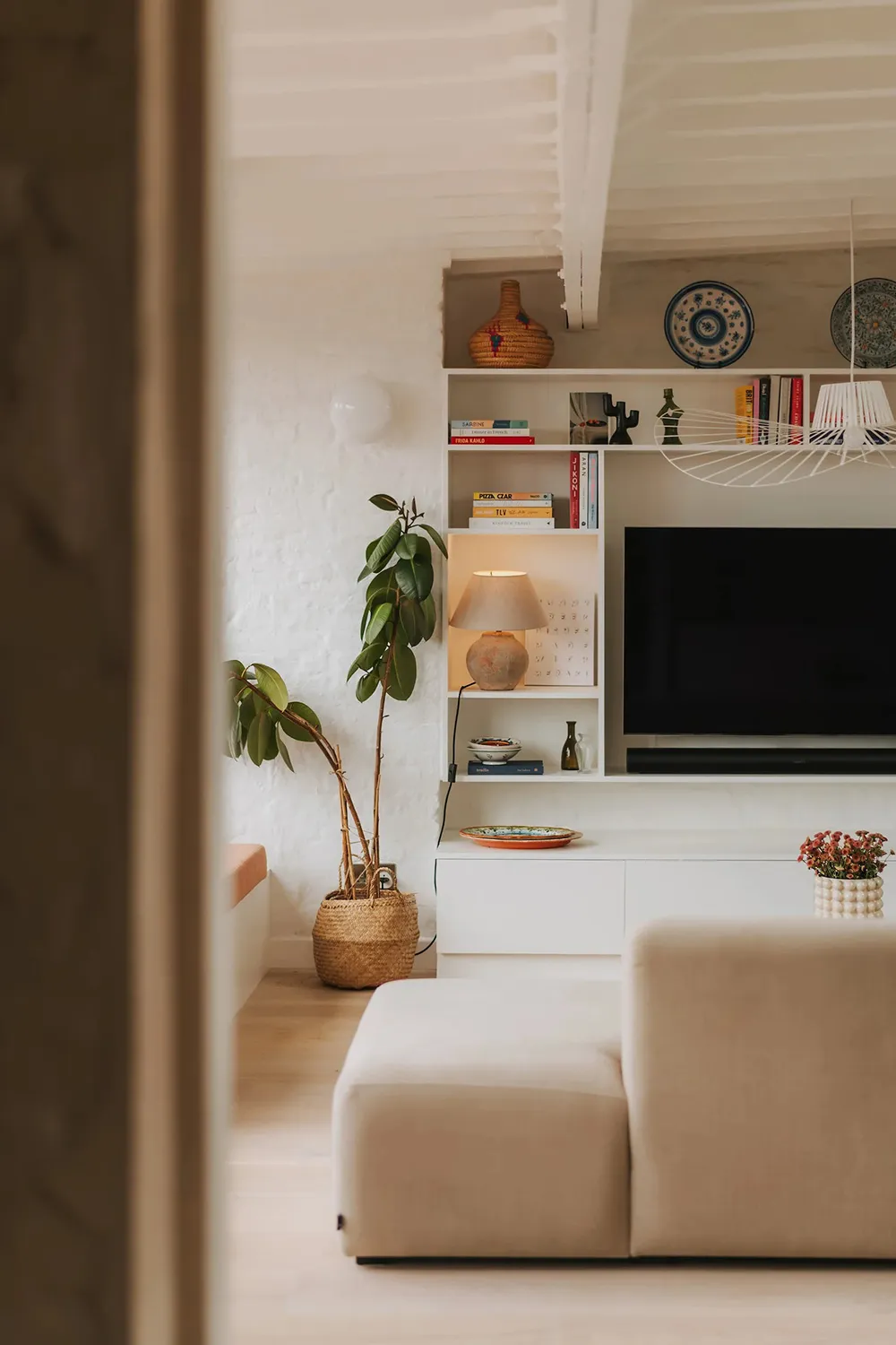 Design contemporain chaleureux et plafonds inclinés : appartement à Londres - Gallery image 15