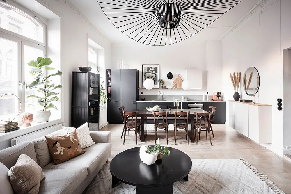 Необычное пространство и чёрные акценты: стильная квартира в Гётеборге - Gallery image 1