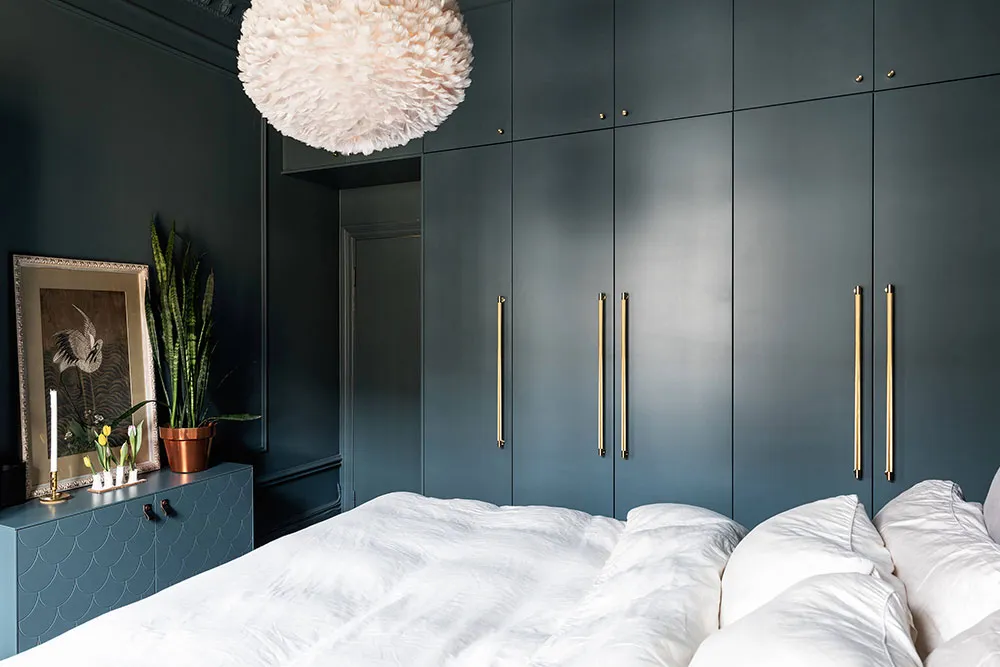 Élegante appartement suédois avec chambre à coucher bleue foncé (62 m²) - Gallery image 6