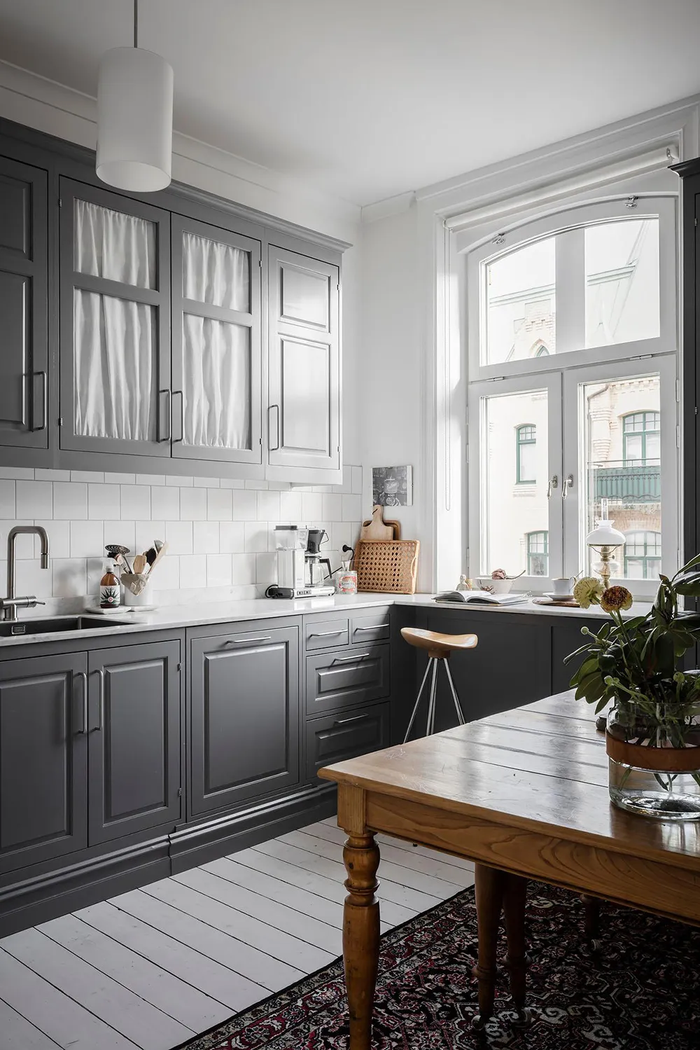 Деревянные двери и смелое искусство: необычная квартира в Гётеборге - Gallery image 17