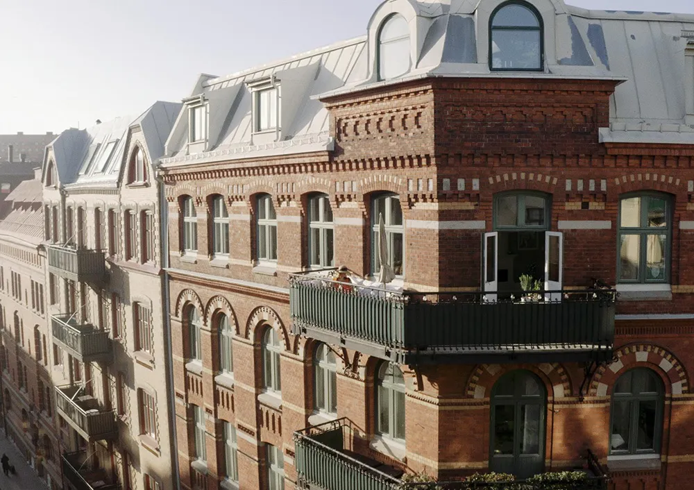 Деревянные двери и смелое искусство: необычная квартира в Гётеборге - Gallery image 23