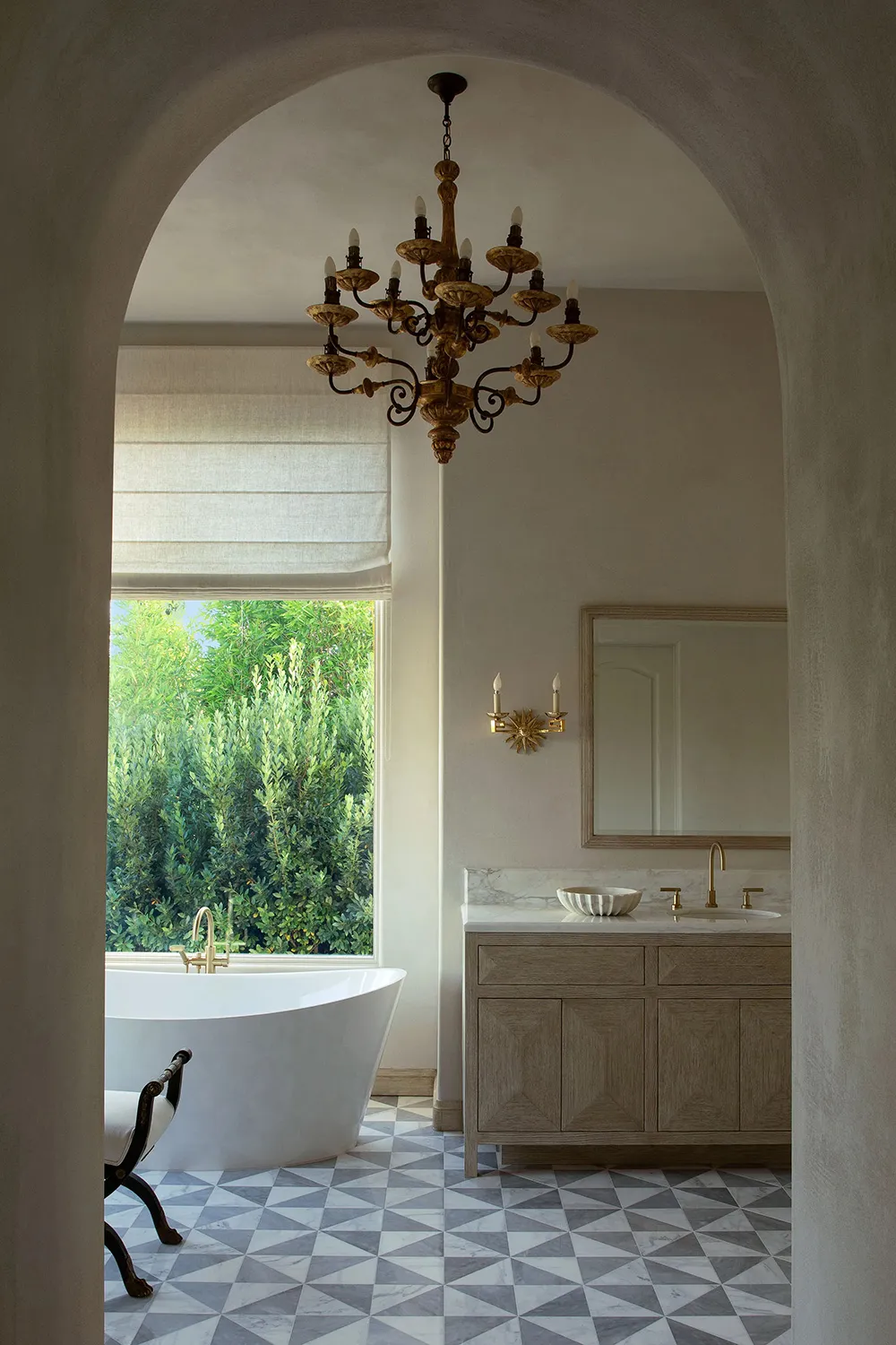 ロサンゼルスにある有名女優の豪華なスペイン風ヴィラの内装 - Gallery image 6