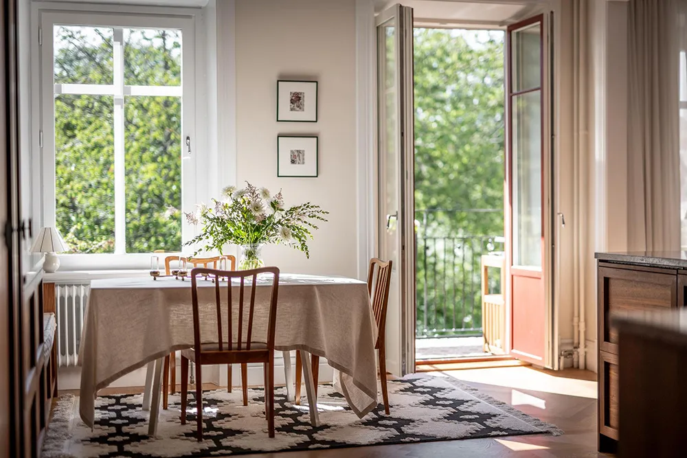 Стильна дерев'яна кухня та вид на сад: квартира в Гетеборзі - Gallery image 6