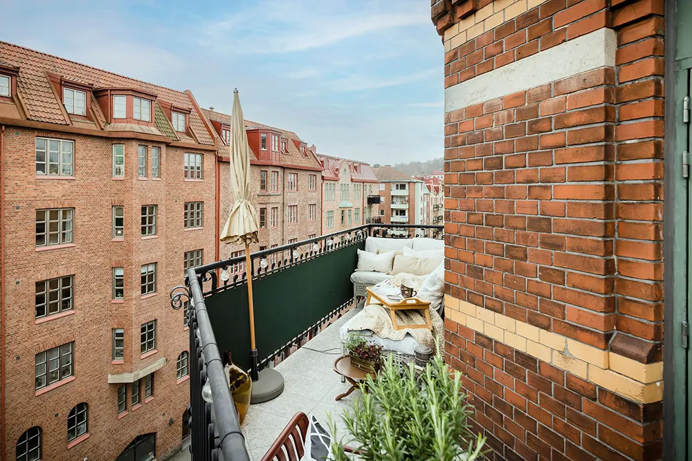 Деревянные двери и смелое искусство: необычная квартира в Гётеборге - Gallery image 25