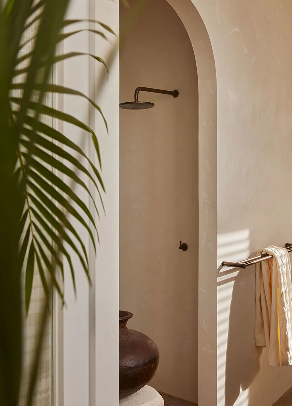 Notes d'art déco dans les intérieurs chauds d'une maison côtière en Australie - Gallery image 12