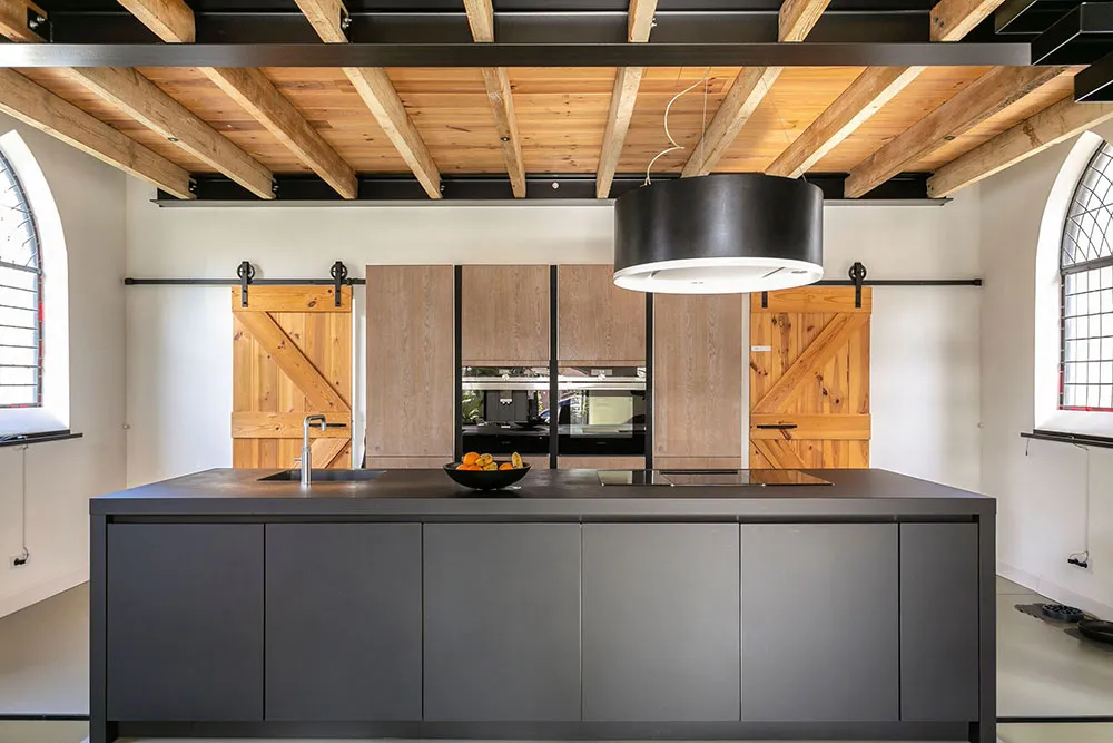 Estilo moderno loft en antigua iglesia bautista en Países Bajos - Gallery image 9