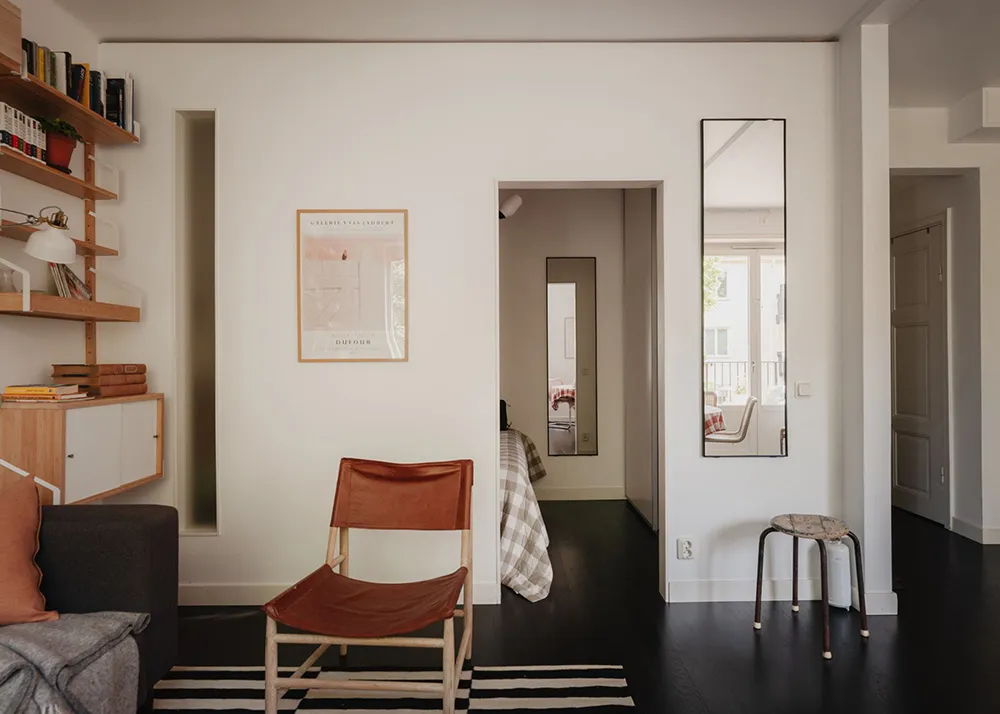 Маленькая шведская квартира с тёмным полом и спальней в нише (35 кв. м) - Gallery image 10