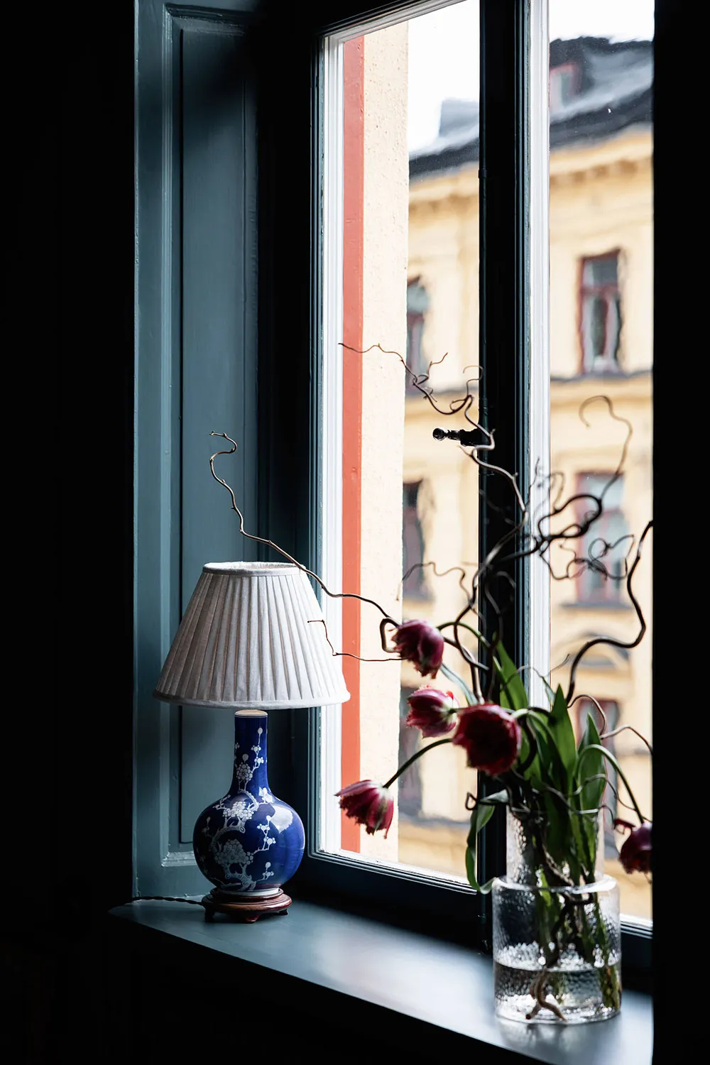 Élegante appartement suédois avec chambre à coucher bleue foncé (62 m²) - Gallery image 7