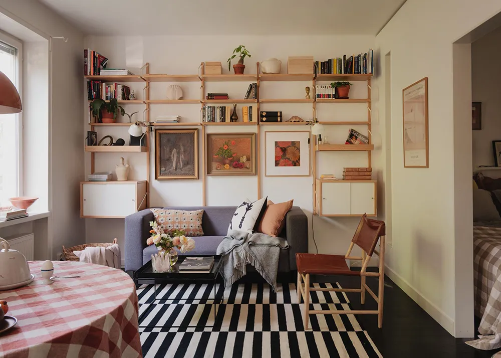 Маленькая шведская квартира с тёмным полом и спальней в нише (35 кв. м) - Gallery image 8