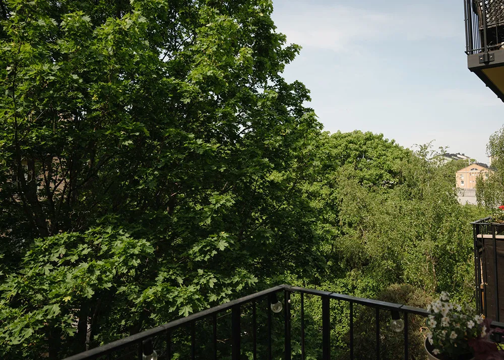 Маленькая шведская квартира с тёмным полом и спальней в нише (35 кв. м) - Gallery image 16