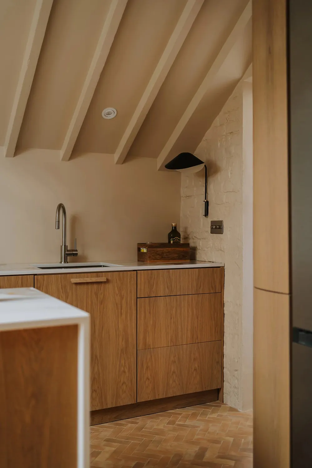 Design contemporain chaleureux et plafonds inclinés : appartement à Londres - Gallery image 5