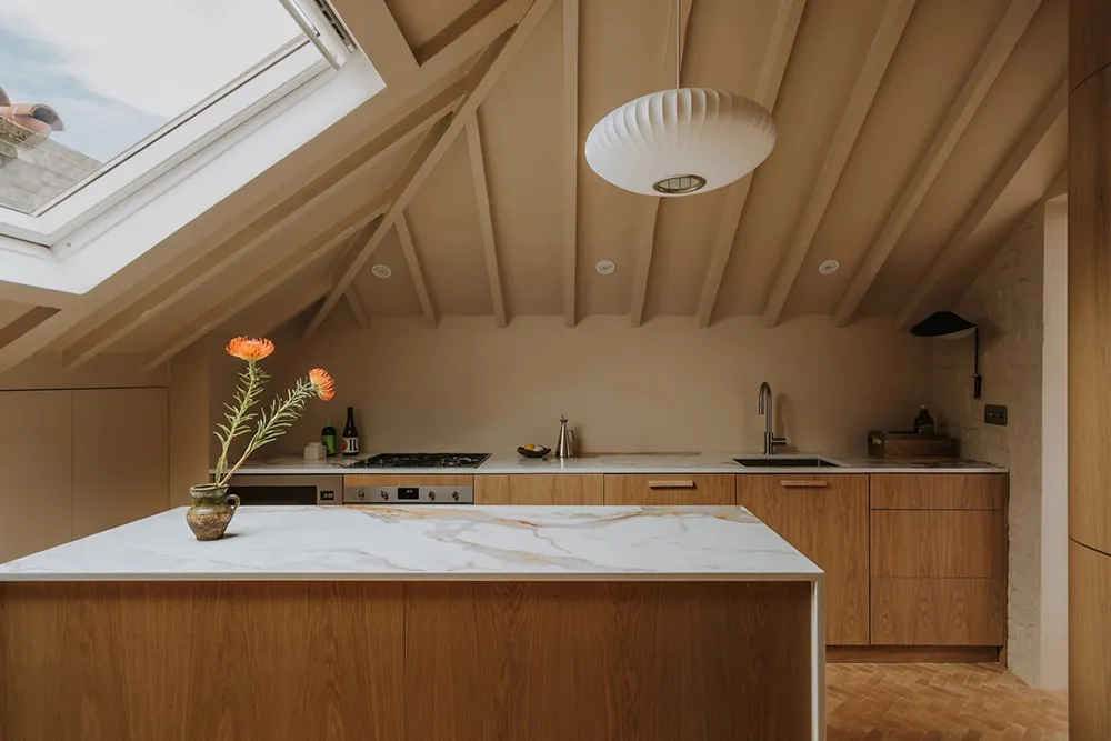 Design contemporain chaleureux et plafonds inclinés : appartement à Londres - Gallery image 9