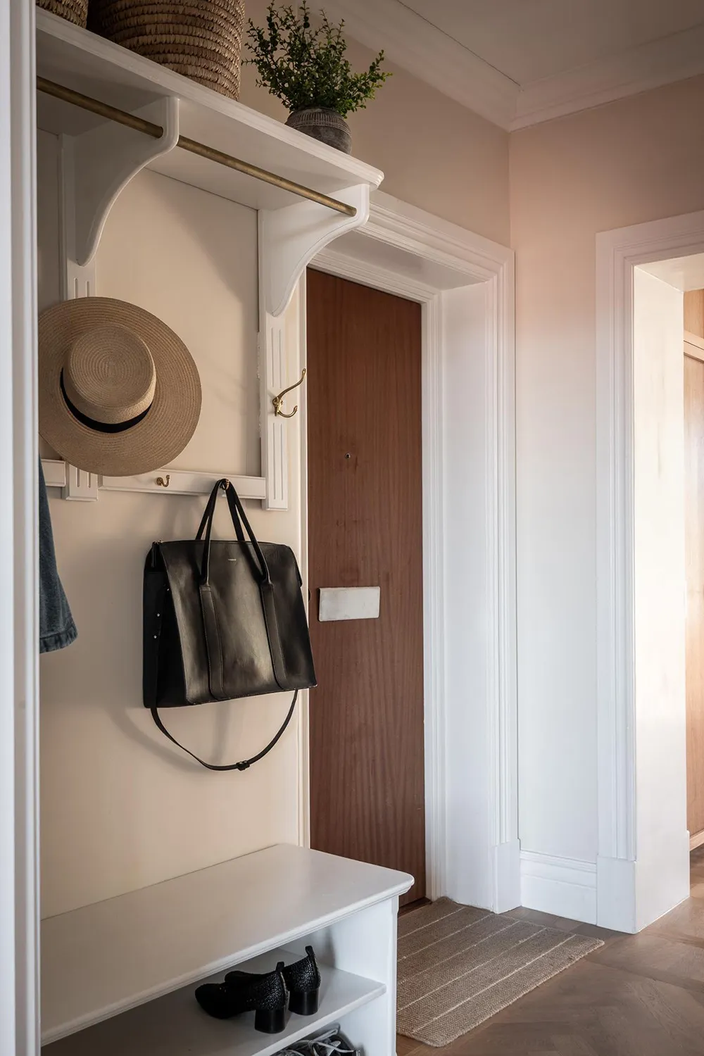 Стильна дерев'яна кухня та вид на сад: квартира в Гетеборзі - Gallery image 35