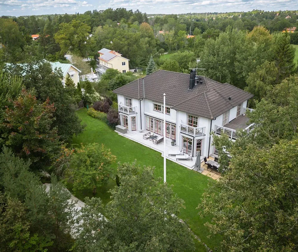 Grandes ventanas y diseño moderno elegante: villa en los suburbios de Estocolmo - Gallery image 34