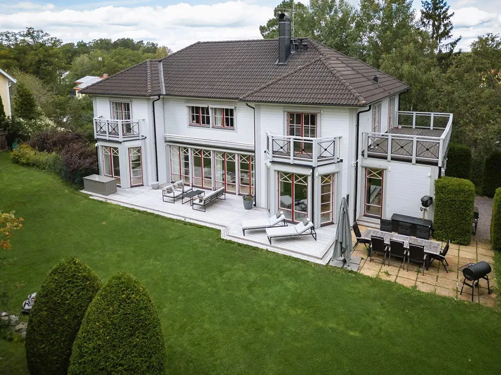 Grandes ventanas y diseño moderno elegante: villa en los suburbios de Estocolmo - Gallery image 36