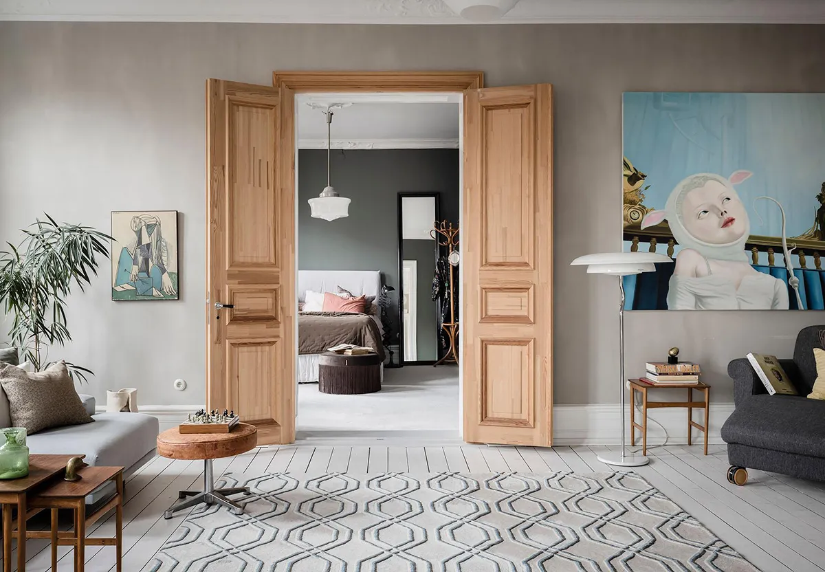 Деревянные двери и смелое искусство: необычная квартира в Гётеборге - Gallery image 3