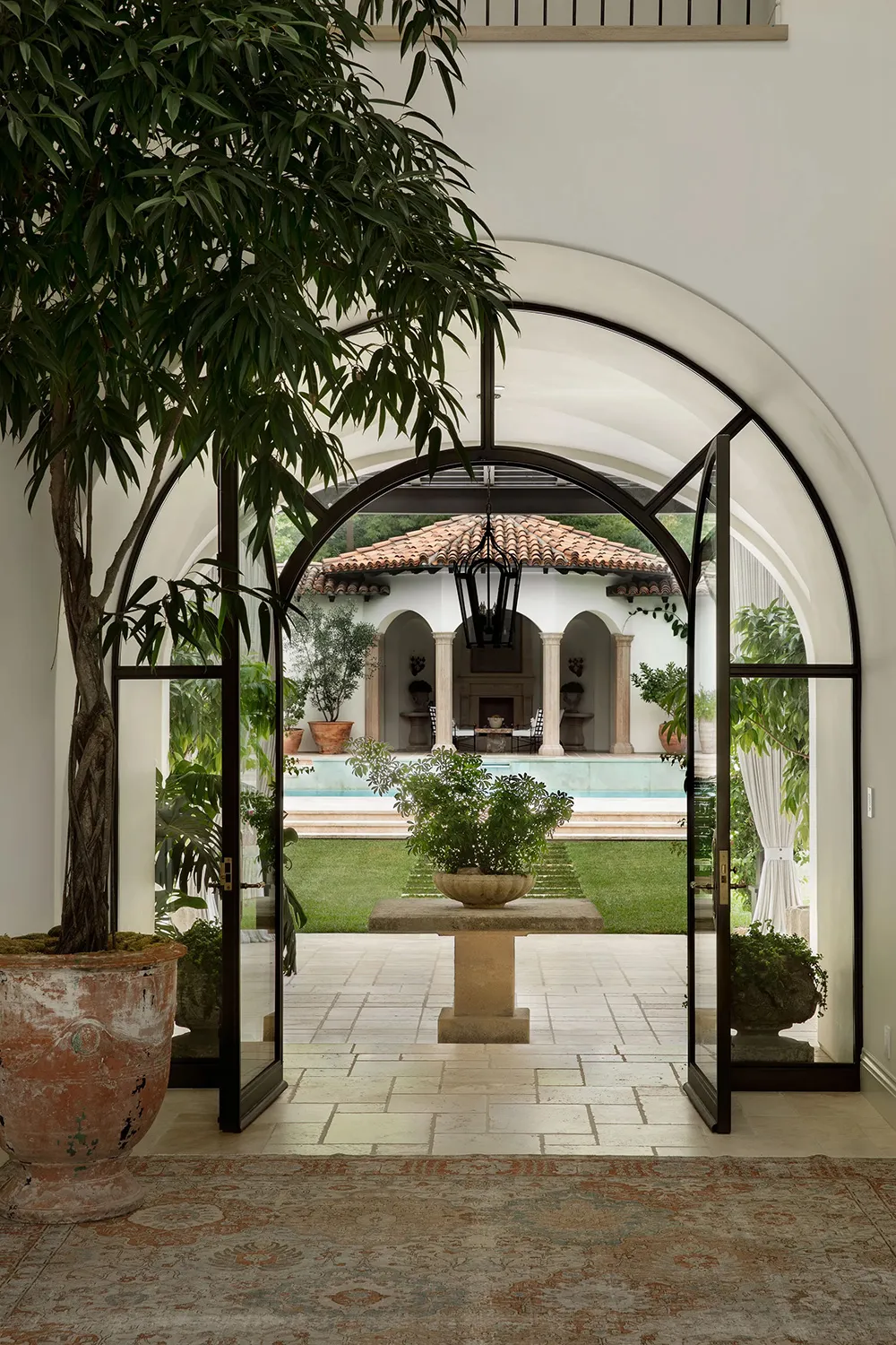 ロサンゼルスにある有名女優の豪華なスペイン風ヴィラの内装 - Gallery image 10