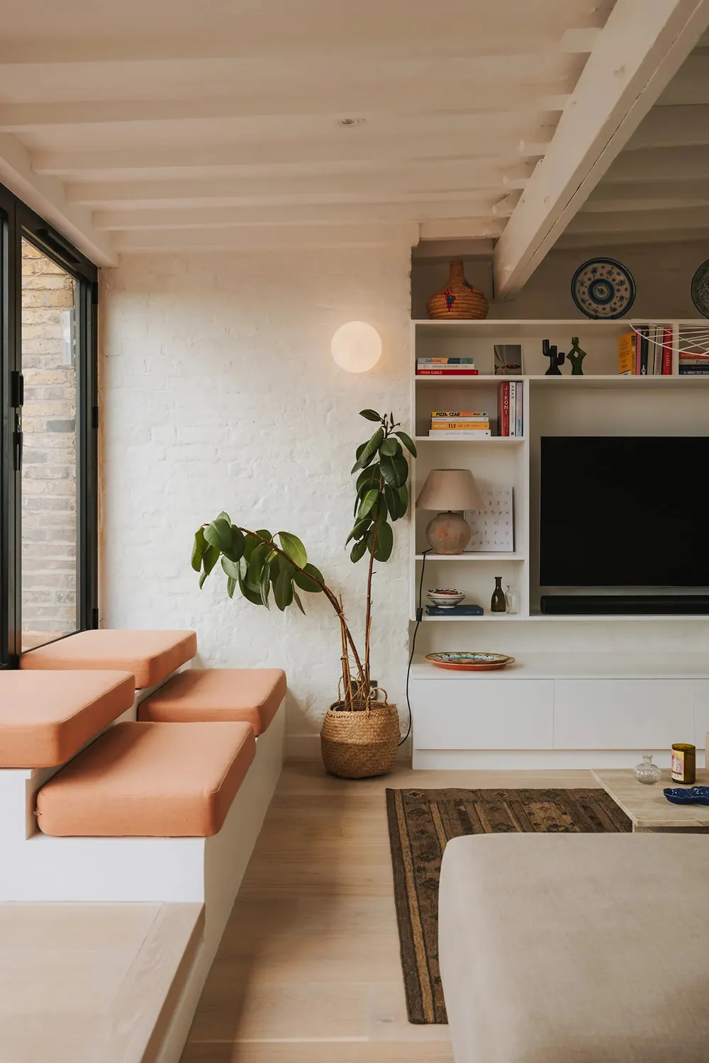 Design contemporain chaleureux et plafonds inclinés : appartement à Londres - Gallery image 13