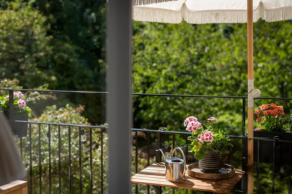 Стильна дерев'яна кухня та вид на сад: квартира в Гетеборзі - Gallery image 8