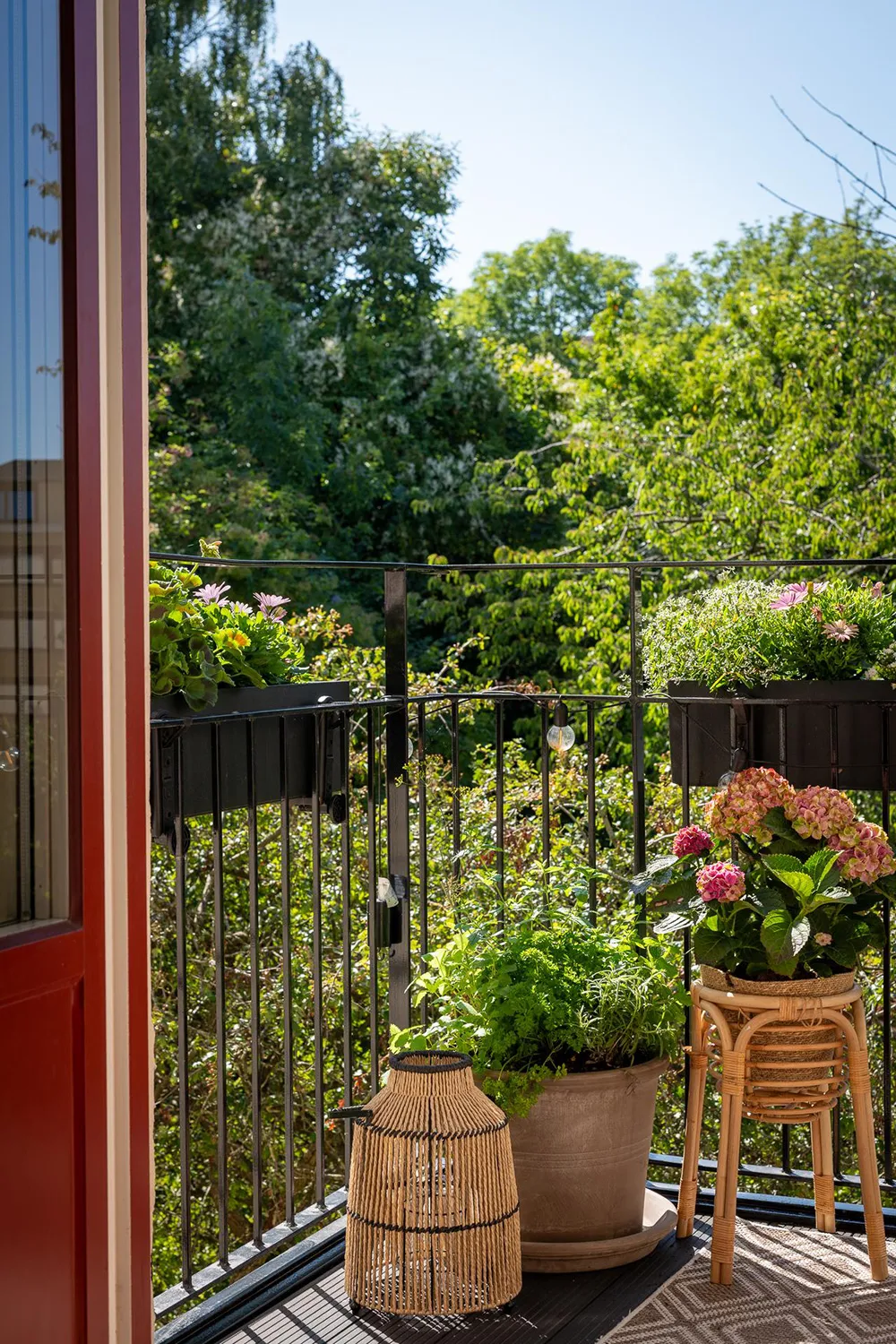 Стильна дерев'яна кухня та вид на сад: квартира в Гетеборзі - Gallery image 7