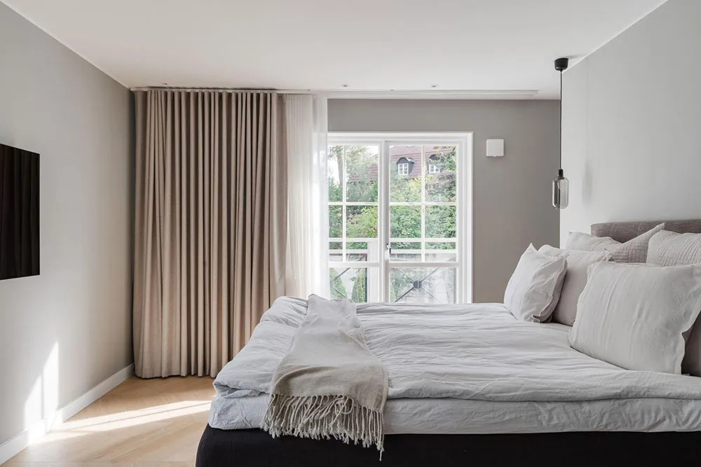 Grandes ventanas y diseño moderno elegante: villa en los suburbios de Estocolmo - Gallery image 22