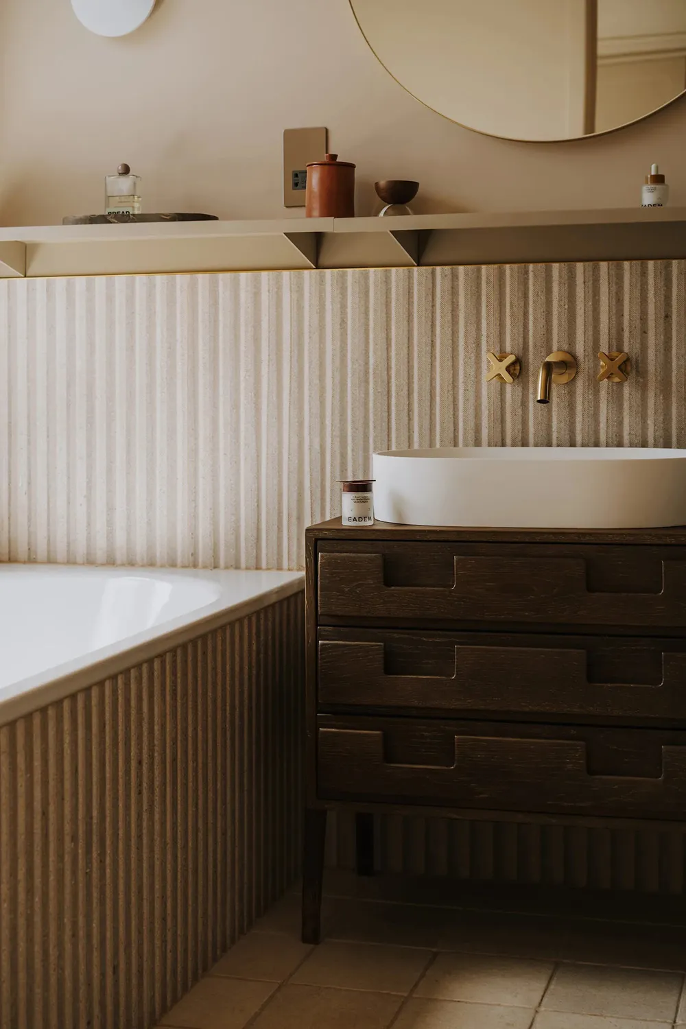 Design contemporain chaleureux et plafonds inclinés : appartement à Londres - Gallery image 22